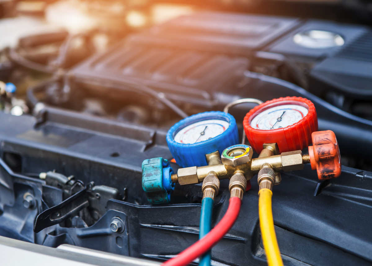Manifold de sistema de ar condicionado automotivo | Foto: Shutterstock