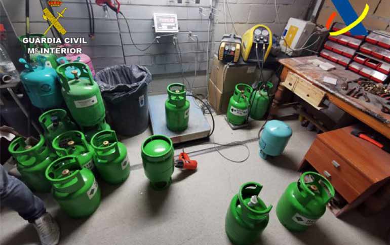Cilindros de gases fluorados ilegais apreendidos durante a operação Fluoris, na Espanha | Foto: Divulgação/Polícia espanhola