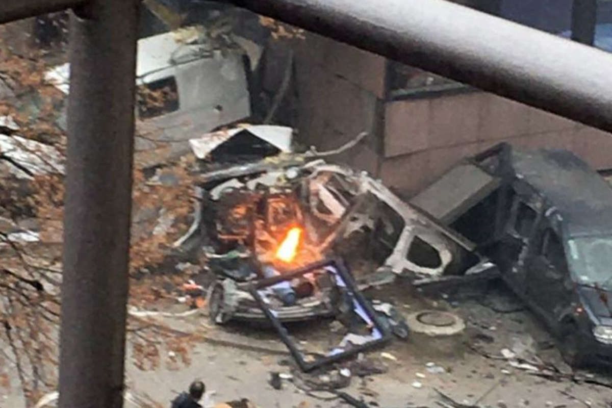 Explosão de carro de empreiteira de ar condicionado na Sérvia | Foto: Reprodução