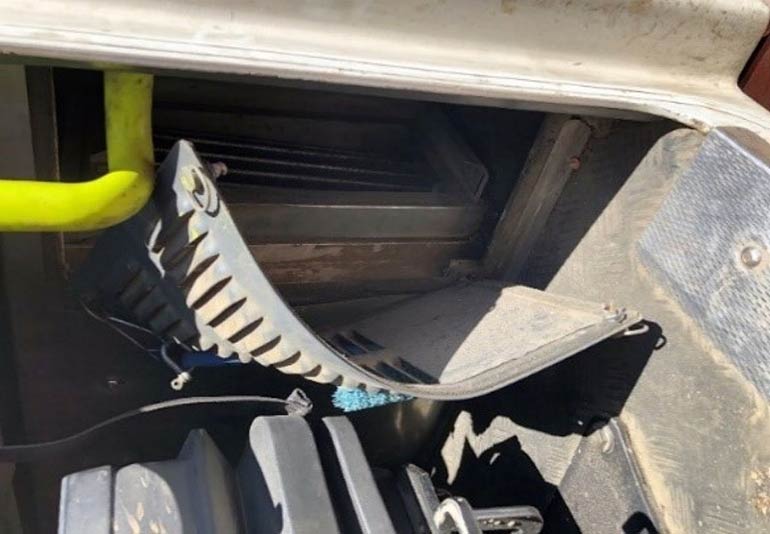 Painel de acesso ao filtro do sistema de ar condicionado do veiculo deformado por explosão ocorrida em 11 de janeiro numa mina em Queensland, na Austrália | Foto: Reprodução/Cooling Post