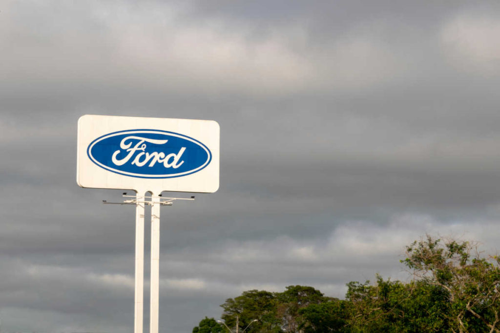 Placa com logotipo da Ford em fábrica da empresa no Brasil | Foto: Leonidas Santana