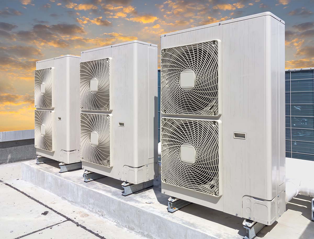 Unidades condensadoras de sistema de ar condicionado com fluxo de refrigerante variável | Foto: Shutterstock