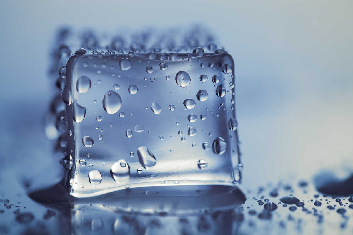 Cubo de gelo derretendo | Foto: Shutterstock