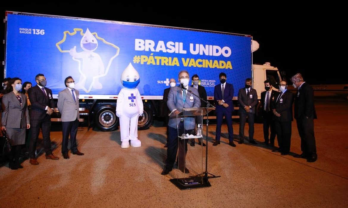 O ministro da Saúde, Marcelo Queiroga, discursando no aeroporto de Viracopos, após a chegada do primeiro lote da vacina da Pfizer contra a covid-19 ao Brasil, em 29 de abril de 2021 | Foto: Divulgação/Ministério da Saúde