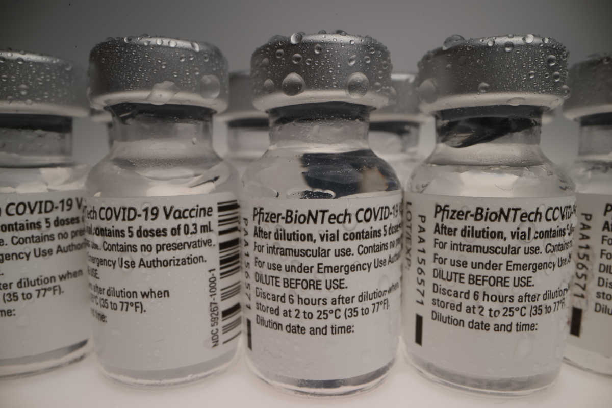 Comirnaty, vacina contra covid-19 desenvolvida pela Pfizer e BioNTech | Foto: cortex-film/Shutterstock