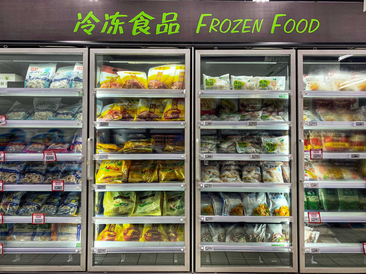 Refrigerador comercial instalado em supermercado chinês | Foto: Shan Shan/Shutterstock
