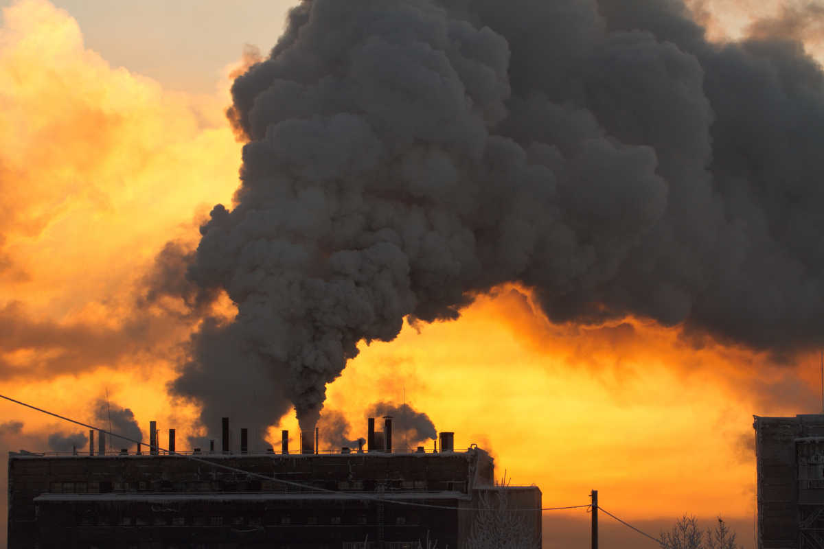 Chaminé de usina termelétrica lançando grande quantidade de fumaça na atmosfera | Foto: Shutterstock