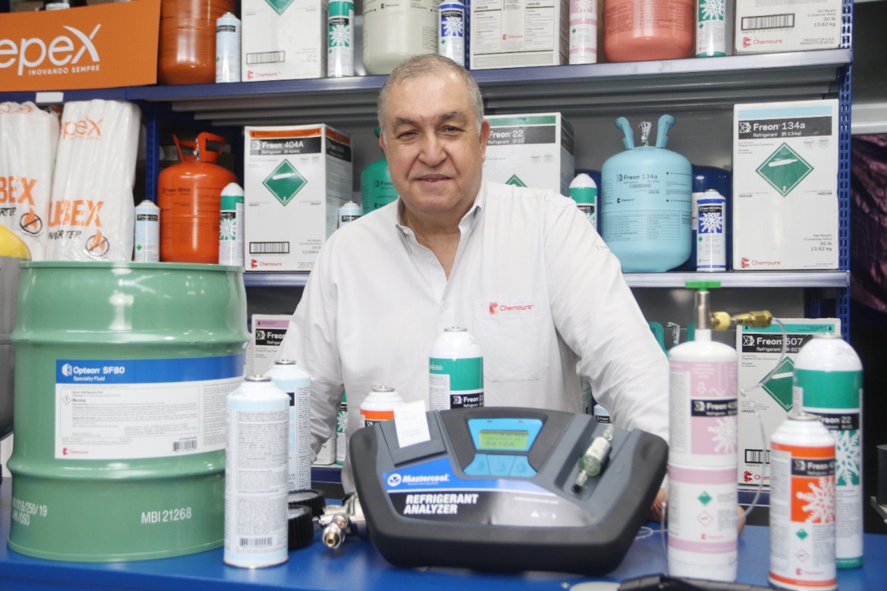 O consultor da área de fluorquímicos da Chemours no Brasil, Amaral Gurgel, em balcão de loja de refrigeração na capital paulista | Foto: Nando Costa/Pauta Fotográfica