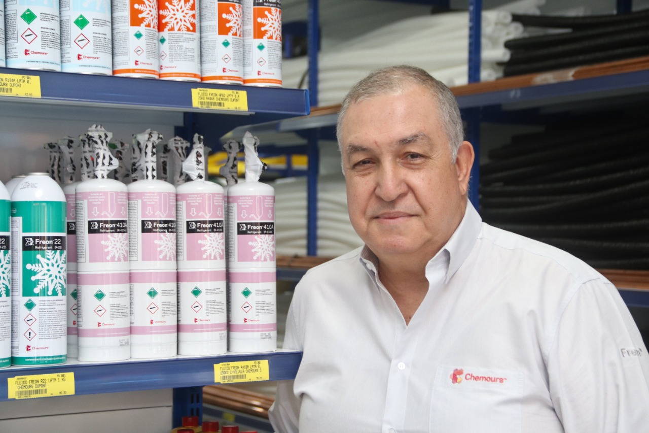 O engenheiro mecânico Amaral Gurgel, especialista em fluidos refrigerantes, na Refrigeração Cacique, em São Paulo | Foto: Nando Costa/Pauta Fotográfica