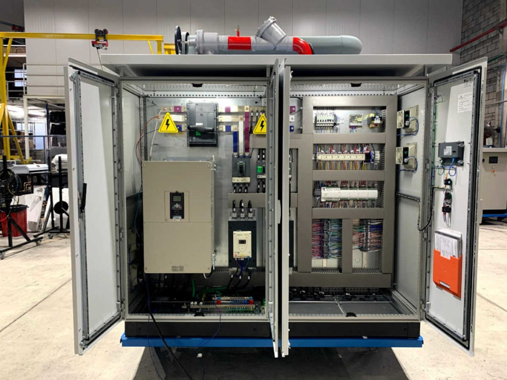 Inversor de frequência Yaskawa instalado em equipamento de refrigeração comercial fabricado pela Frigocenter | Foto: Divulgação/Informativa Mídia