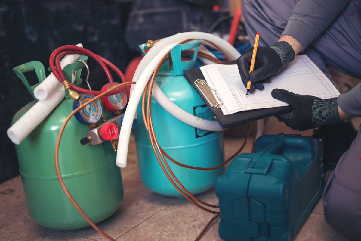 Refrigerista verificando ferramentas e gases refrigerantes | Foto: Shutterstock