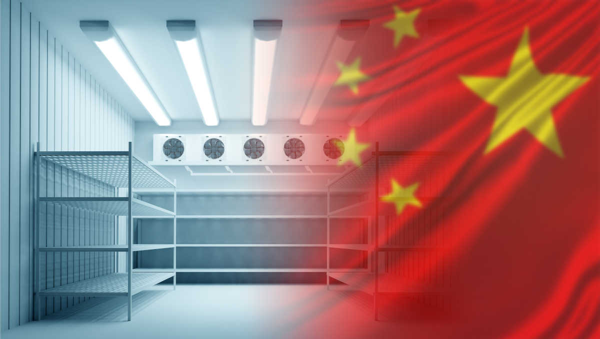 Bandeira da China e câmara frigorífica com prateleiras e lâmpadas fluorescentes iluminando o ambiente refrigerado | Foto: Shutterstock