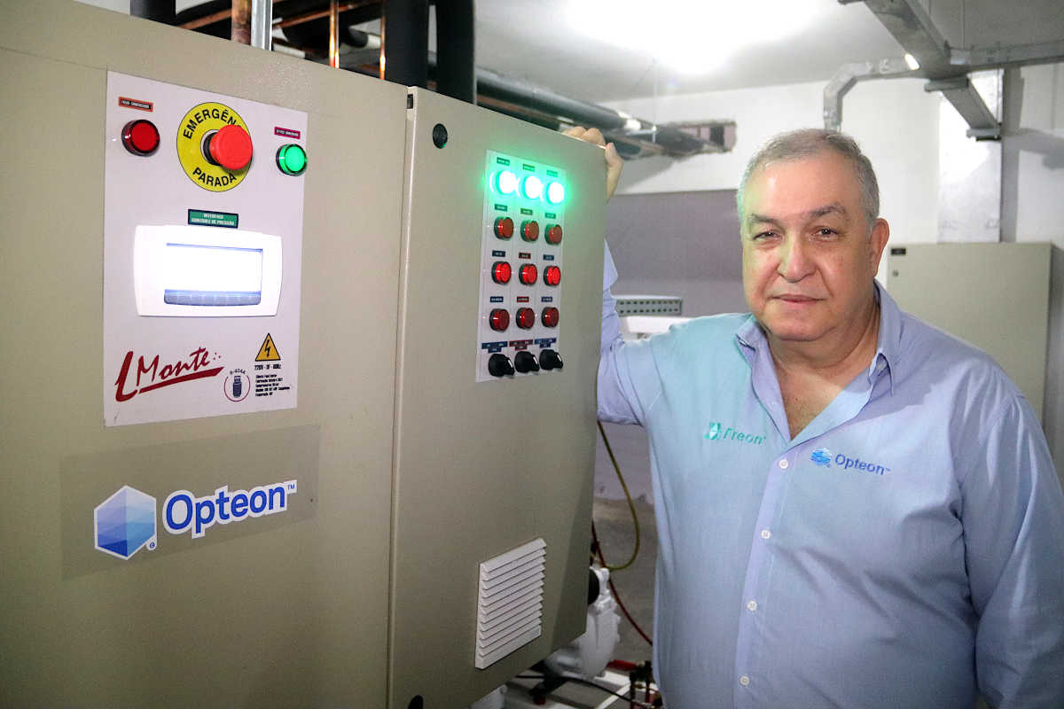 O engenheiro mecânico Amaral Gurgel ao lado de painel de controle de rack de compressores instalado no armazém frigorifico da Fodd Center, no bairro paulistano da Mooca | Foto: Nando Costa/Pauta Fotográfica
