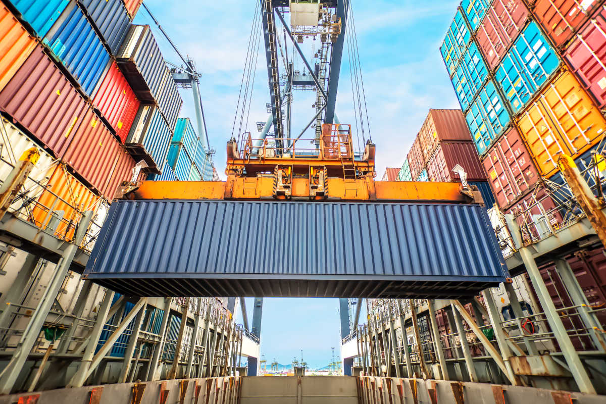 Contêiner de carga sendo movimentado em porto | Foto: Shutterstock
