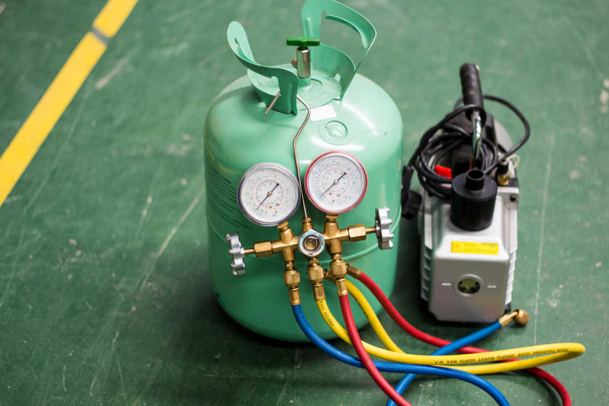 Manifold, bomba de vácuo e cilindro de fluido refrigerante | Foto: Shutterstock