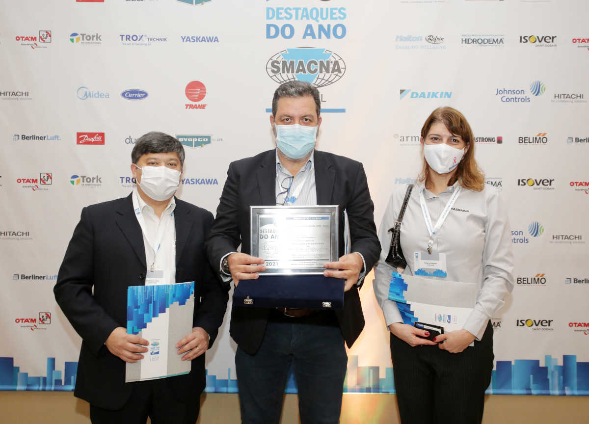 Time da Yaskawa: Anderson Sato, diretor técnico; Fábio Costa, gerente comercial; e Fabiana Barbosa, do departamento de engenharia de aplicação e vendas de sistemas de climatização da multinacional japonesa no Brasil | Foto: Divulgação 