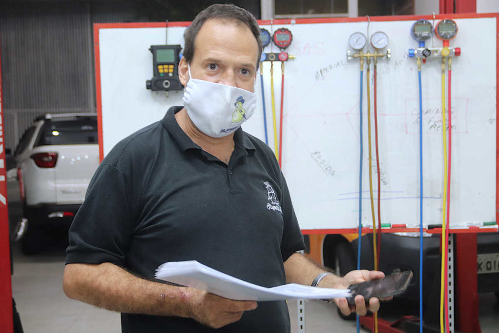 Professor Sérgio Eugênio da Silva na escola de climatização automotiva Super Ar, em São Paulo | Foto: Nando Costa/Pauta Fotográfica