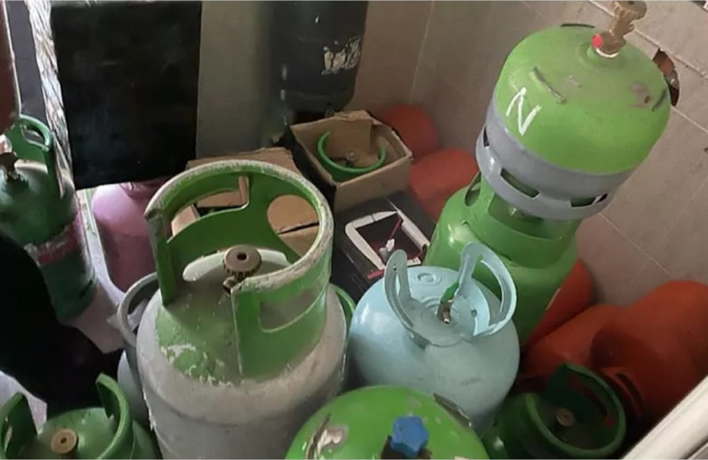 Garrafas de fluidos refrigerantes fluorados apreendidos pela polícia espanhola na Chinatown de Madri | Foto: El Mundo