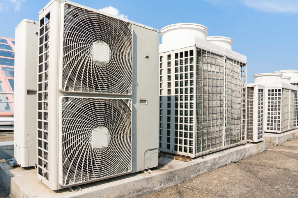 Condensadoras de sistema de ar condicionado com fluxo de refrigerante variável (VRV/VRF) instaladas em telhado de edifício | Foto: Shutterstock