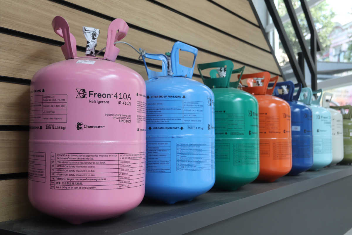 Cilindros de gases refrigerantes em exposição na loja de refrigeração e ar condicionado fluminense Osmag Rio | Foto: Nando Costa/Pauta Fotográfica