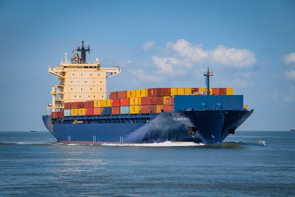 Navio cargueiro transportando contêineres | Foto: Pixabay