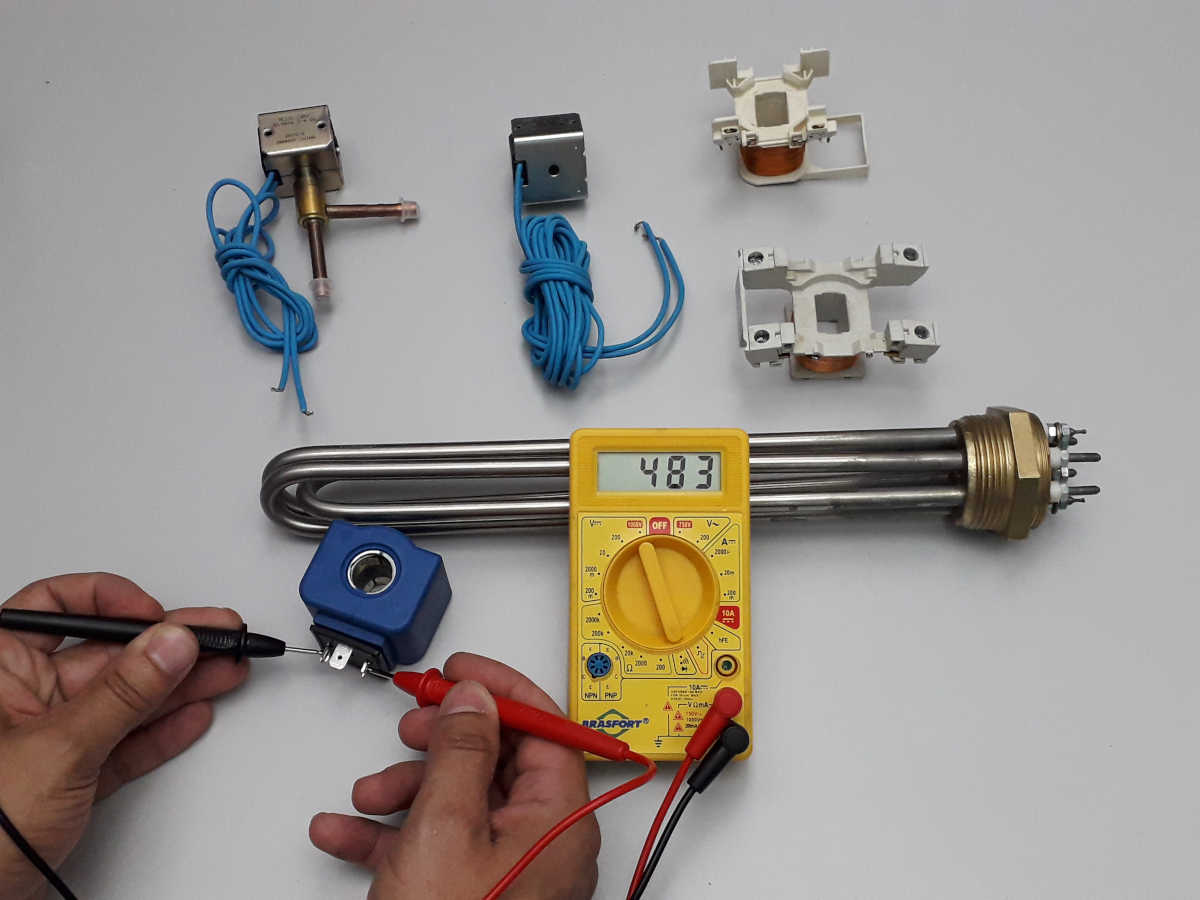 Técnico em refrigeração e ar condicionado fazendo teste de resistência ôhmica em componentes de equipamentos de refrigeração e ar condicionado | Foto: Anderson Oliveira/Intac