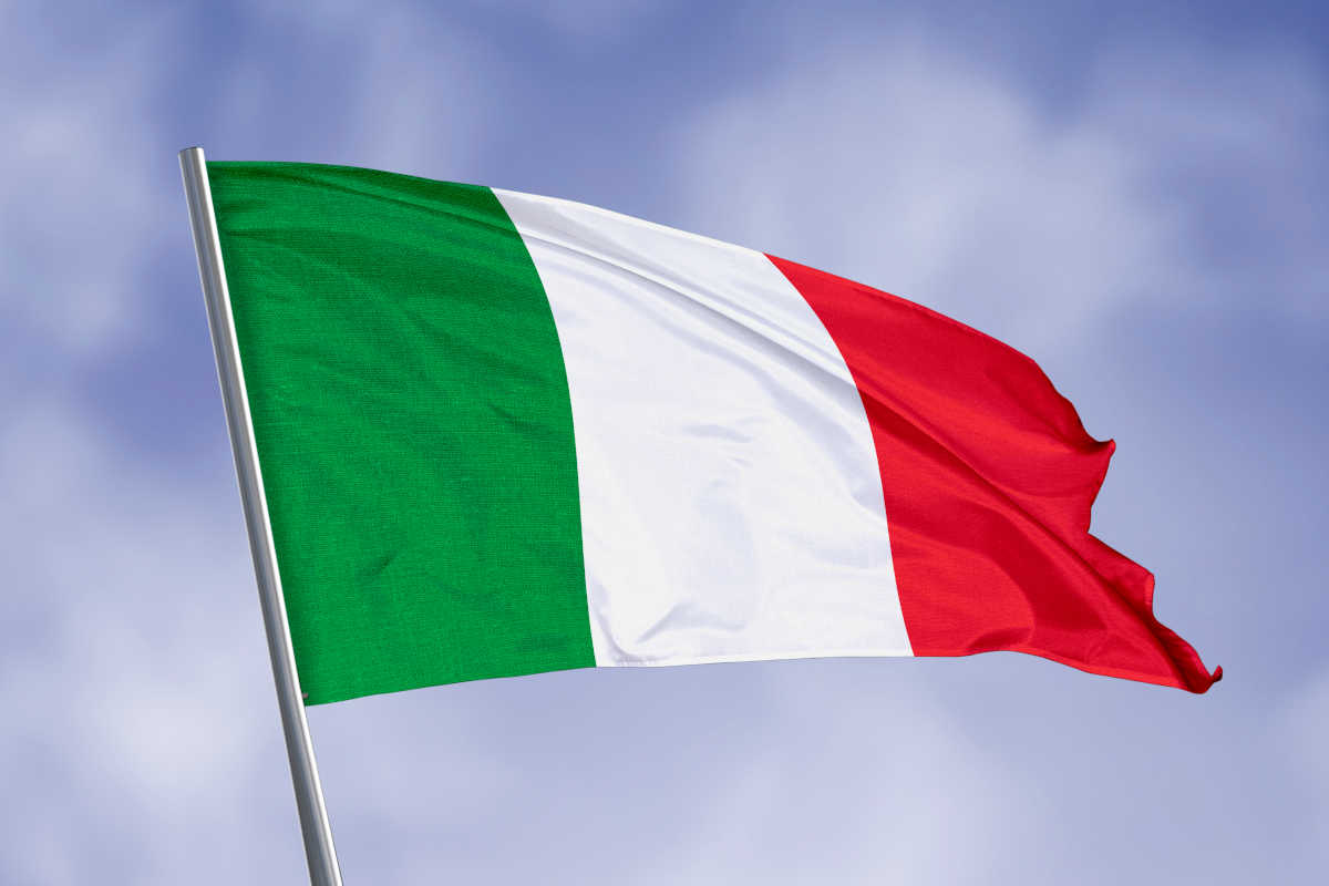 Bandeia da itália tremulando no ar | Foto
