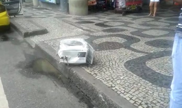 Aparelho de ar-condicionado caído em calçada no centro do Rio de Janeiro | Foto: Reprodução
