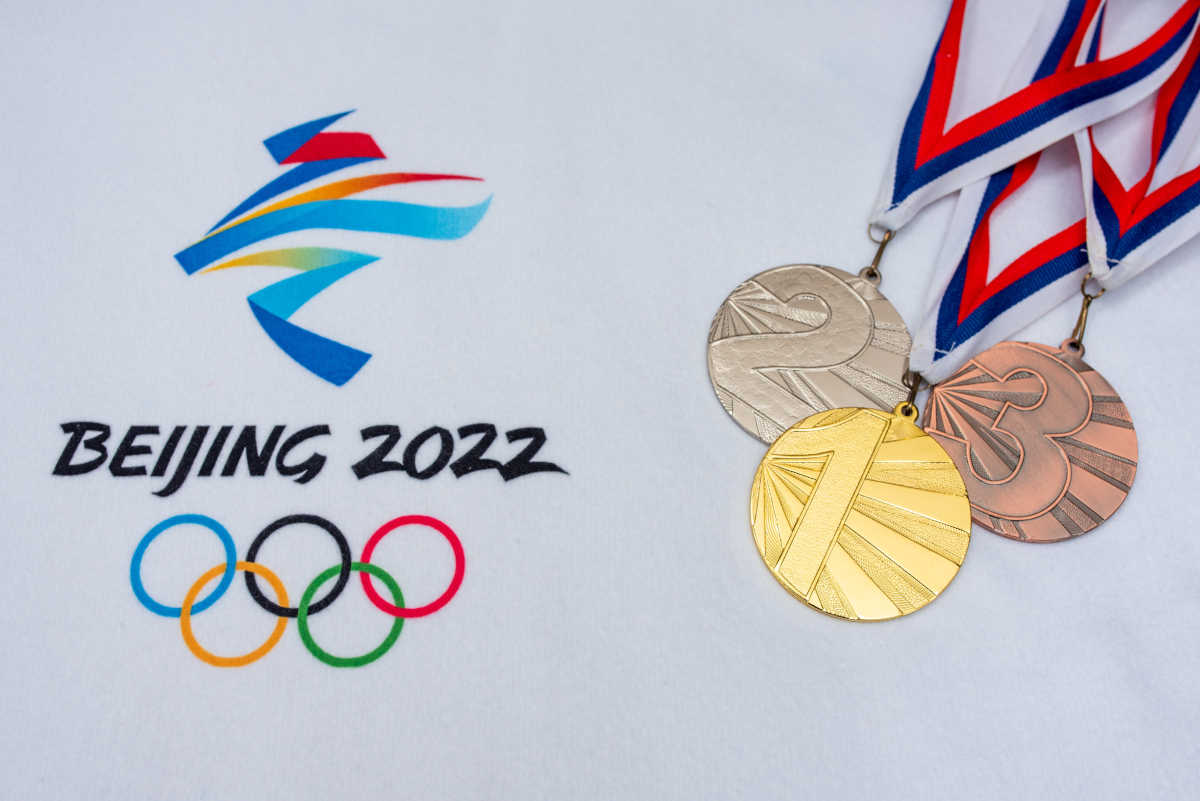 Medalhas e símbolo das Olimpíadas e Paralimpíadas de Inverno 2022 | Foto: kopov58/Shutterstock