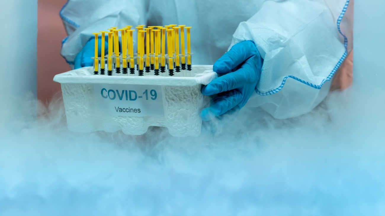 Pesquisador retirando vacinas contra covid-19 de ultracongelador | Foto: Shutterstock