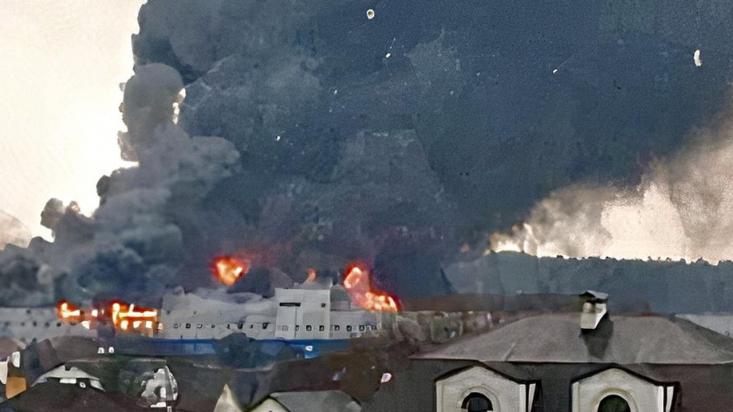Armazém da Danfoss pegando fogo após ser atigindo por foguete ou bomba em Kiev, na Ucrânia | Foto: Reprodução