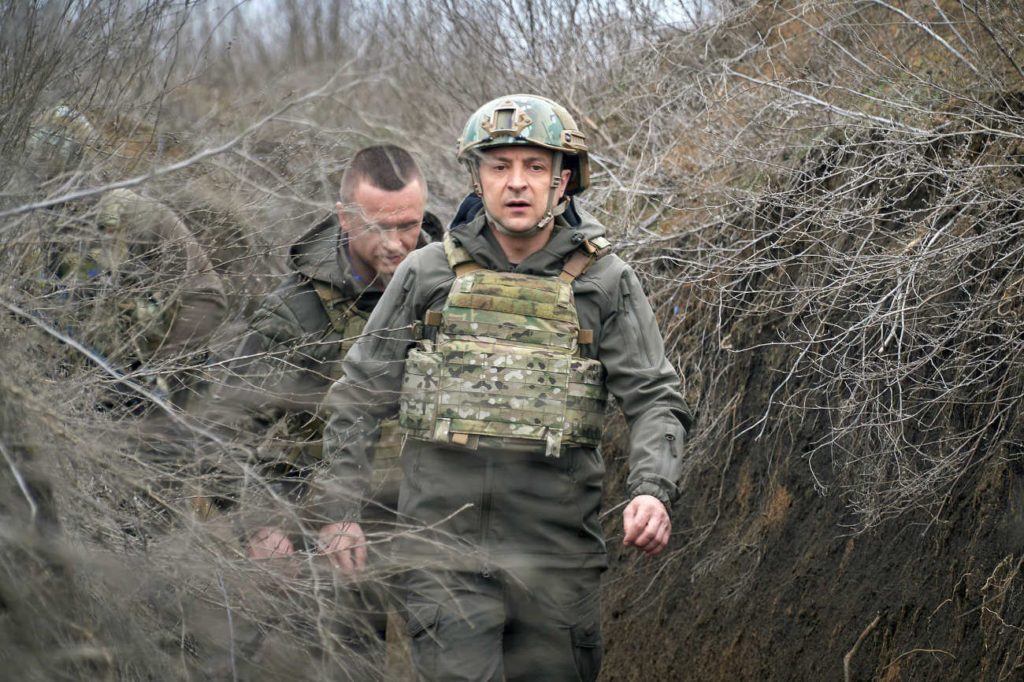 O presidente da Ucrânia, Volodymyr Zelensky, visita posições das forças armadas perto da linha de frente com separatistas apoiados pela Rússia na região de Donbass, Ucrânia, em 9 de abril de 2021 | Foto: Serviço de Imprensa Presidencial Ucraniano