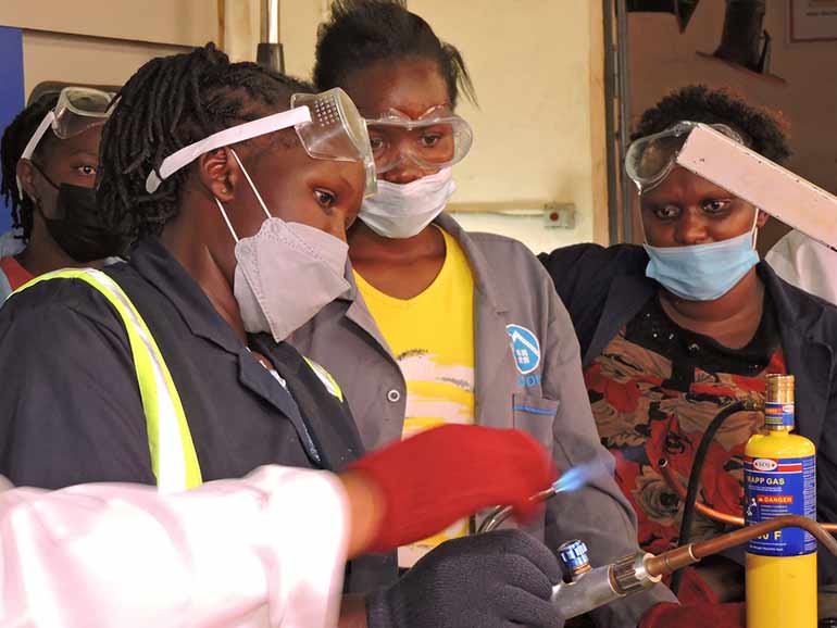 Grupo de mulheres durante aula de brasagem ministrada em curso sobre o uso seguro de fluidos refrigerantes inflamáveis promovido pela GIZ Proklima em Nairóbi, no Quênia | Foto: Divulgação