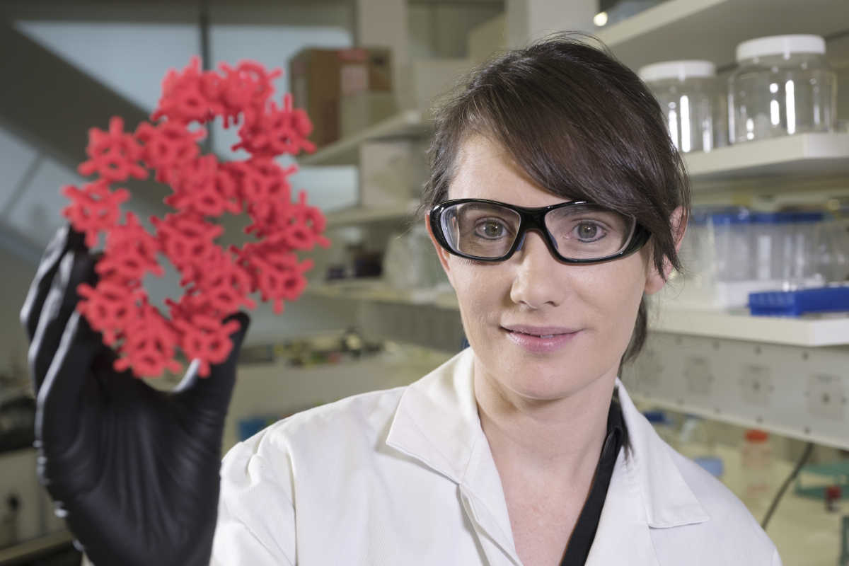 A pesquisadora Cara Doherty, do centro de pesquisas científicas da Austrália, segurando um modelo de uma estrutura orgânica metálica (MOF) em suas mãos | Foto: Divulgação/CSIRO