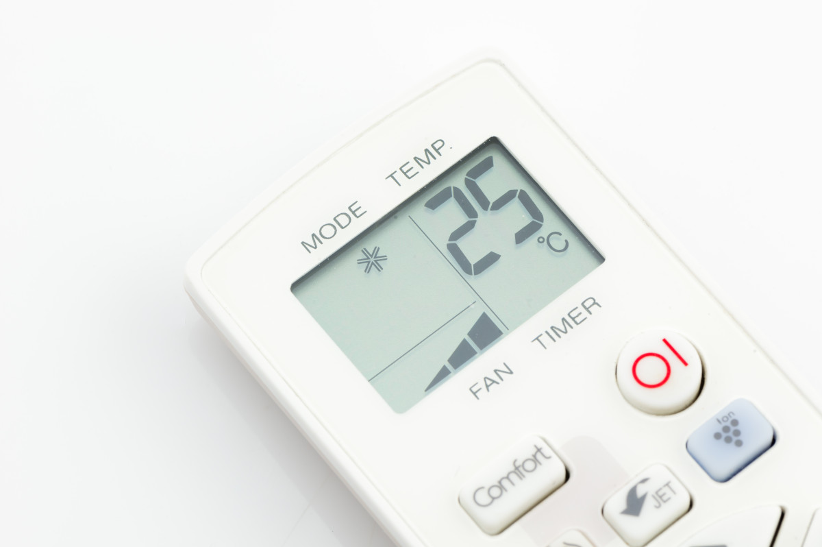 Controle remoto de sistema de ar condicionado residencial com temperatura ajustada em 25 graus Celsius | Foto: Shutterstock