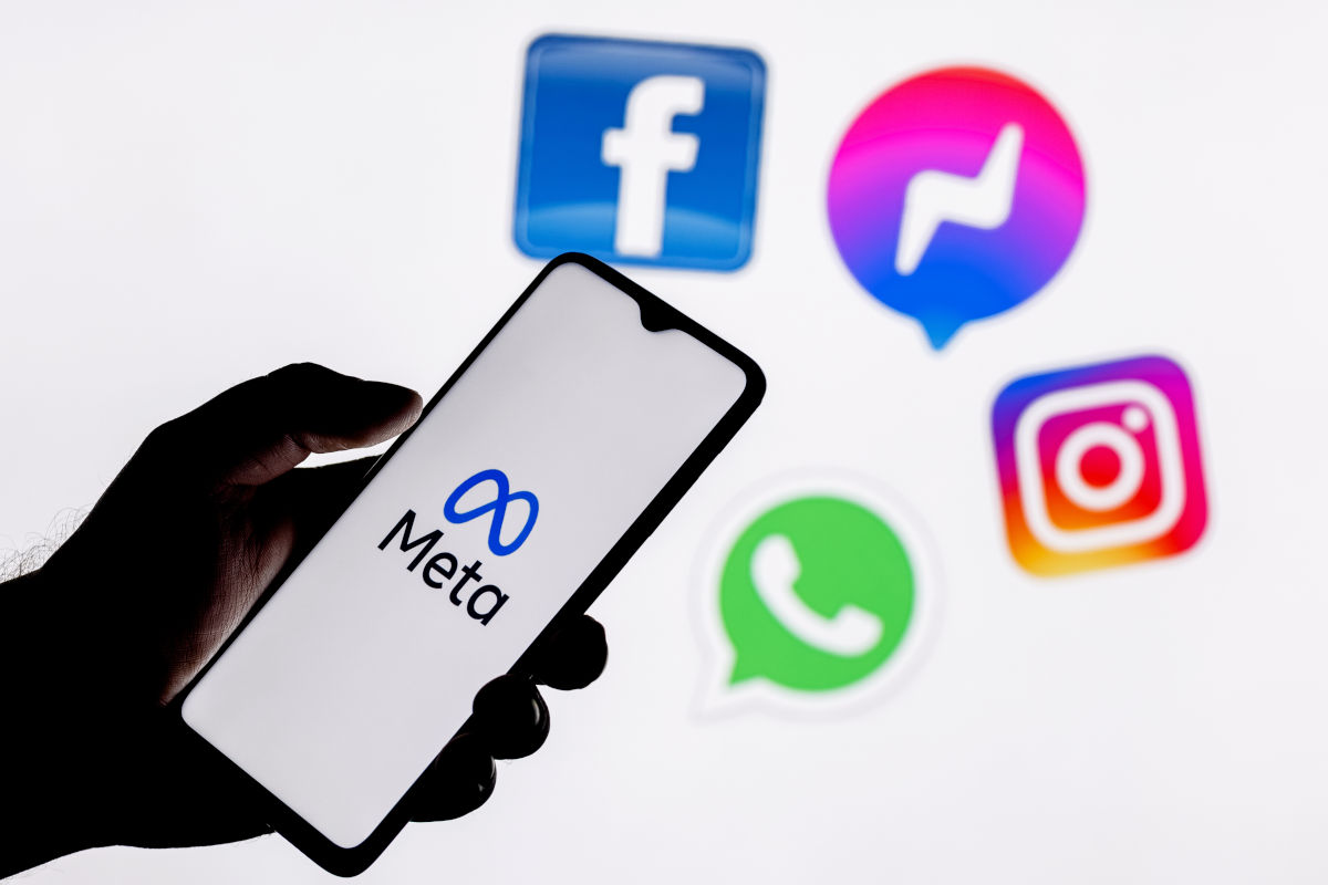 Celular com logotipo do Meta na tela e ícones de redes sociais ao fundo | Foto: Sergei Elagin/Shutterstock