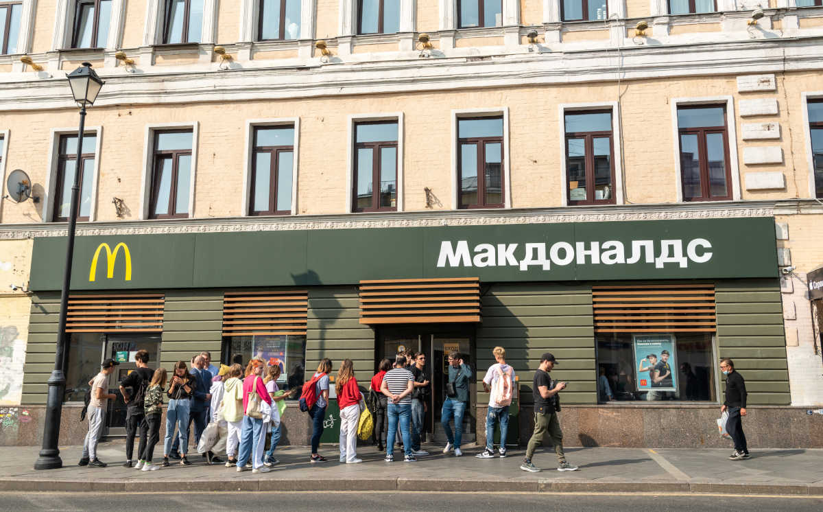 Fila de consumidores em frente a resturante da rede de fast food McDonald's em Moscou, na Rússia, em 27 de agosto de 2021 | Foto: Alizada Studios/Shutterstock