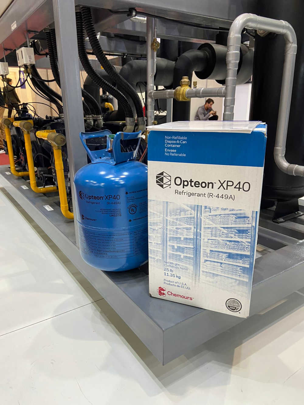 Botija e embalagem do fluido refrigerante Opteon XP40 (R-449A) no estande da Superfrio na Apas Show 2022 | Foto: Divulgação