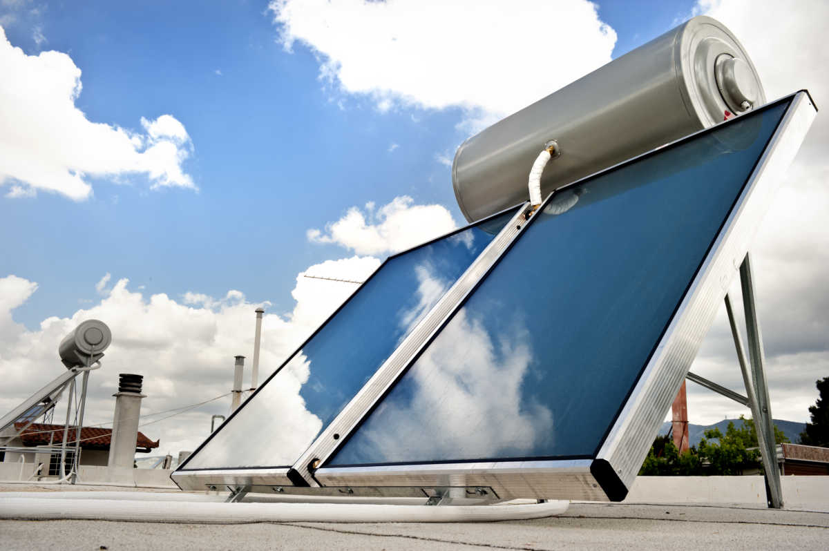 Coletor solar térmico em topo de edifício | Foto: Shutterstock