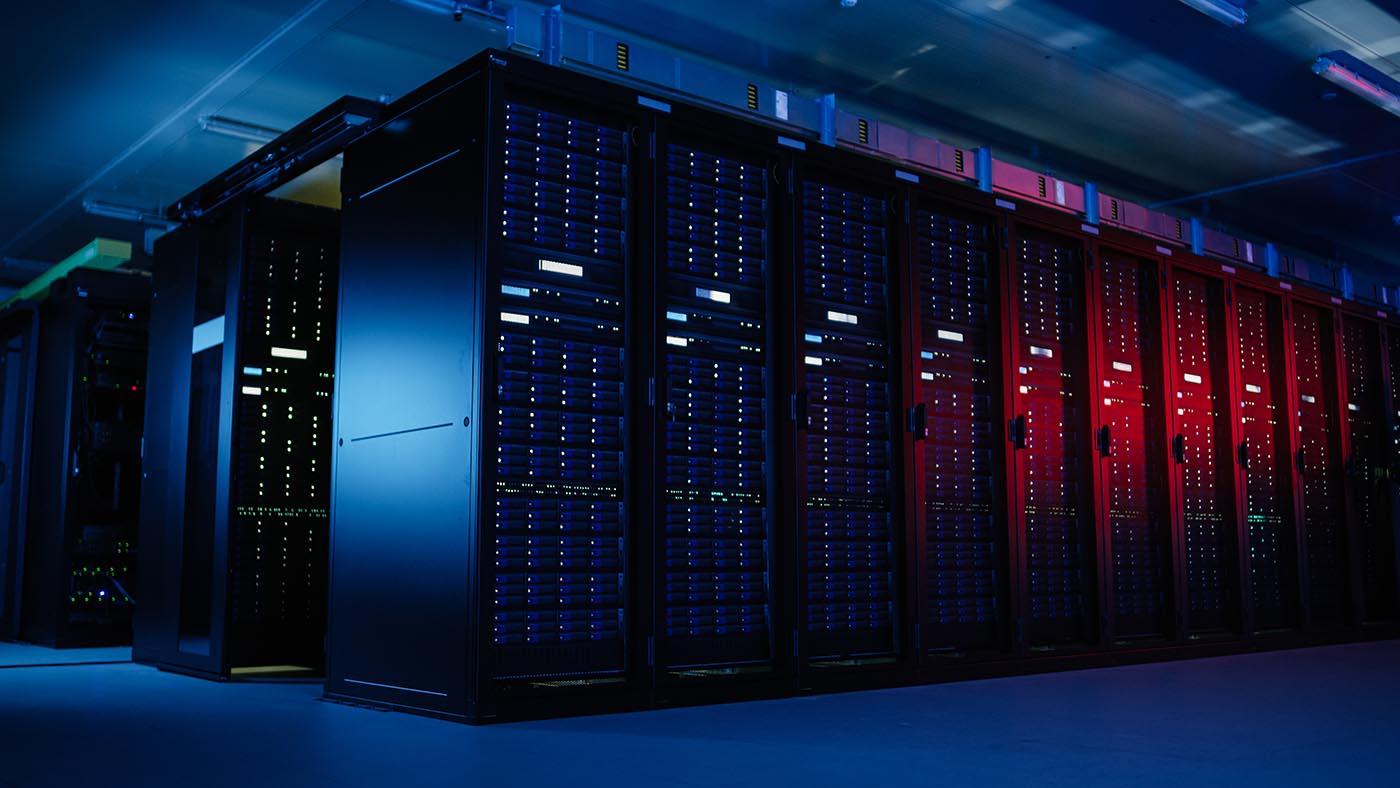 Data center com vários racks de servidores | Foto: Shutterstock