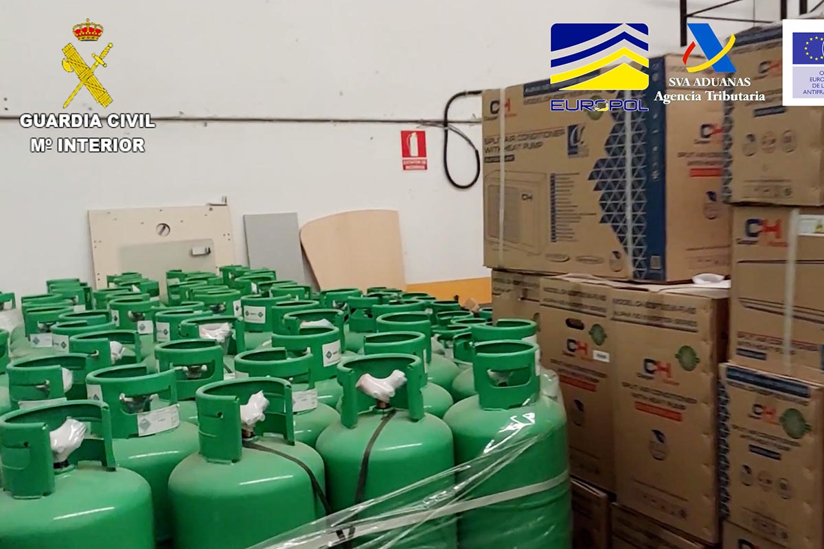 Cilindros de fluidos refrigerantes e equipamentos de ar condicionado importados ilegalmente | Foto: Polícia da Espanha
