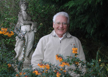 James Lovelock ficou conhecido por ter formulado, em 1970, a hipótese de Gaia, na qual apresenta a Terra como um ser vivo capaz de se autorregular | Foto: Bruno Comby (Wikimedia Commons)