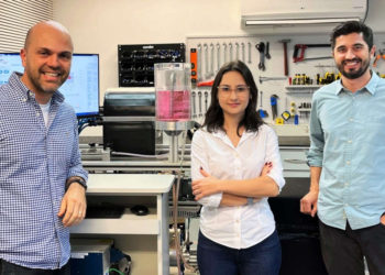 A engenheira mecânica Natália Maleski de Sá ladeada por dois colegas na Univeridade Federal de Santa Catarina | Foto: Divulgação/UFSC