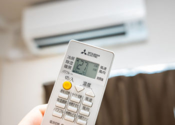 Condicionador de ar split com controle remoto com instruções em japonês | Foto: KenSoftTH/Shutterstock