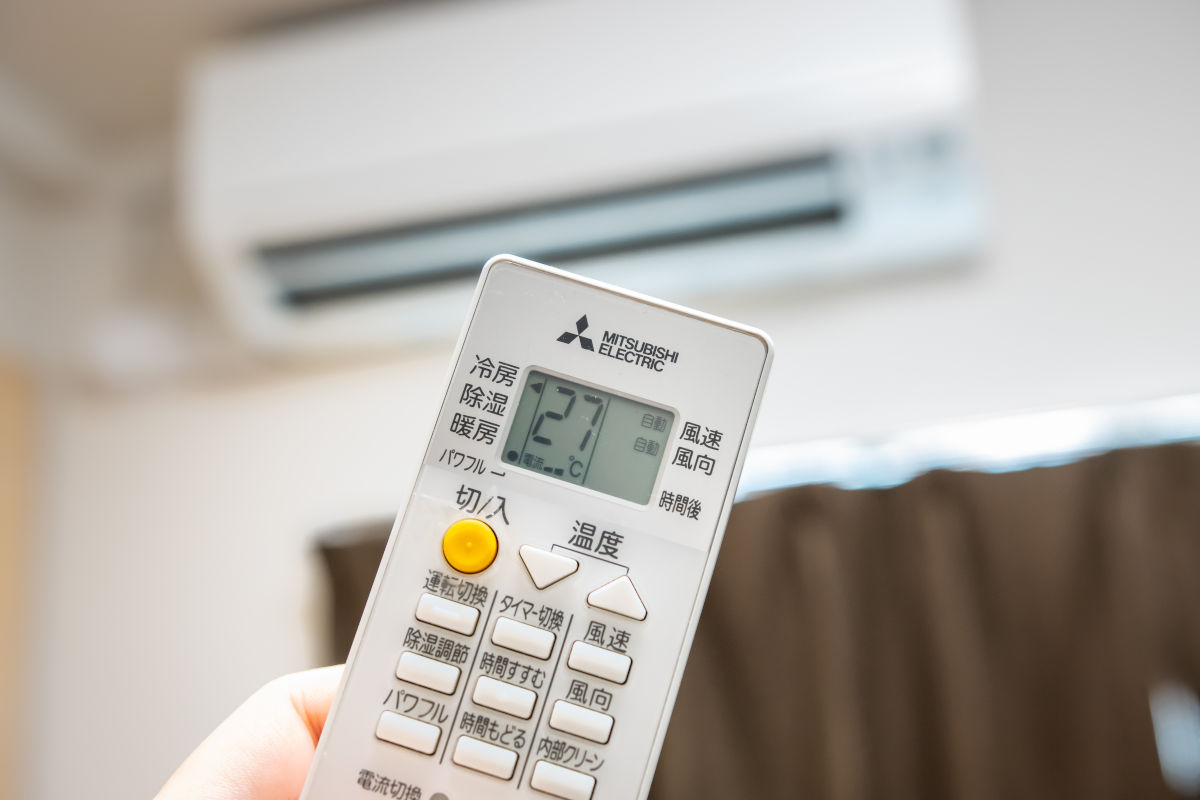 Condicionador de ar split com controle remoto com instruções em japonês | Foto: KenSoftTH/Shutterstock