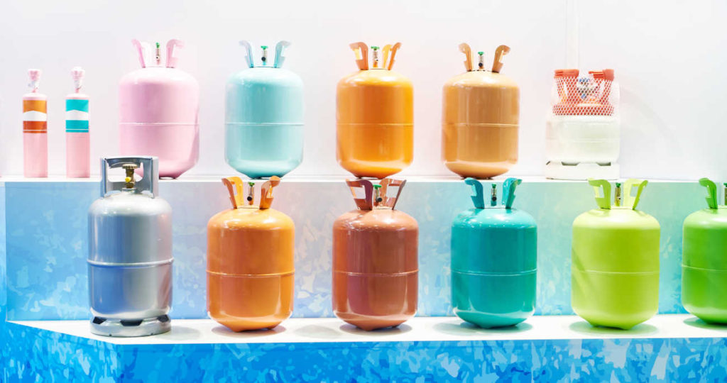 Botijas e minicilindros de gases refrigerantes em exposição no varejo | Foto: Shutterstock