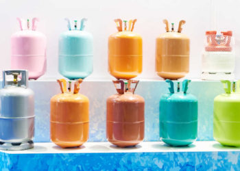 Botijas e minicilindros de gases refrigerantes em exposição no varejo | Foto: Shutterstock