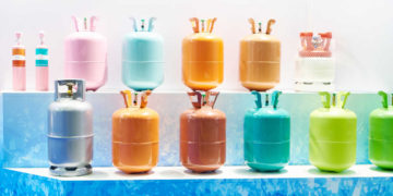 Botijas e minicilindros de gases refrigerantes em exposição no varejo | Foto: Shutterstock