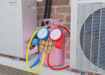 Botija de R-410A e manifold ao lado de duas condensadoras | Foto: Shutterstock