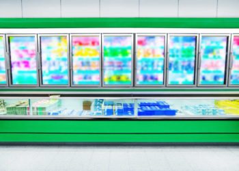 Sistema de refrigeração comercial instalado em supermercado